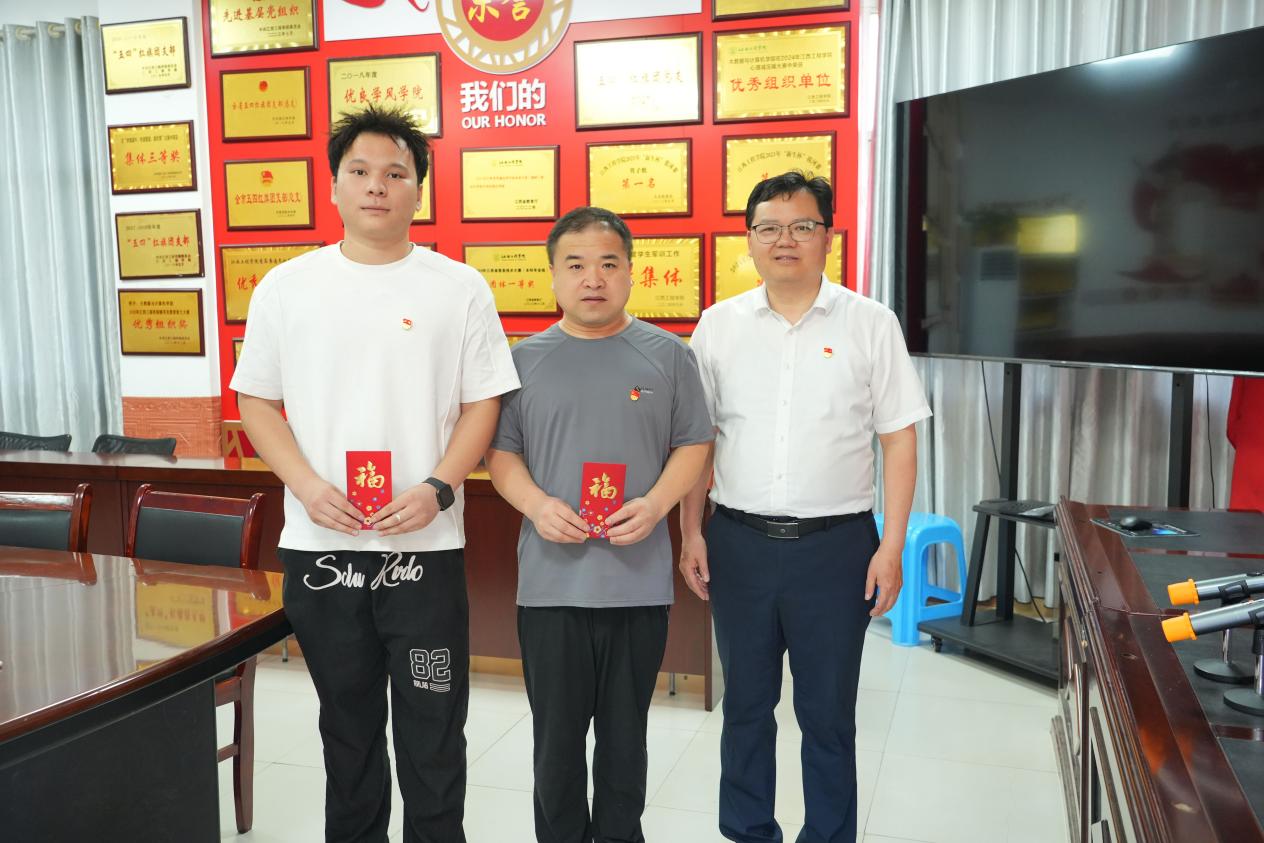 江西工程學(xué)院校領(lǐng)導(dǎo)開展“七一”走訪慰問活動